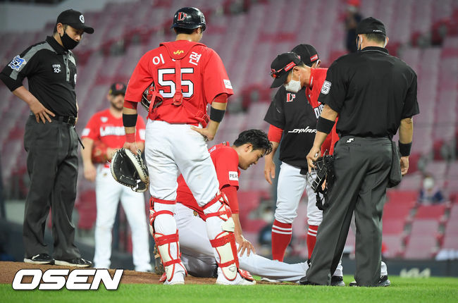 16일 오후 광주기아챔피언스필드에서 2021 신한은행 SOL KBO리그 KIA 타이거즈와 SSG 랜더스의 더블헤더 2차전이 진행됐다. 4회말 SSG 정수민 투수가 다리 통증을 호소하고 있다. 21.06.16 / soul1014@osen.co.kr