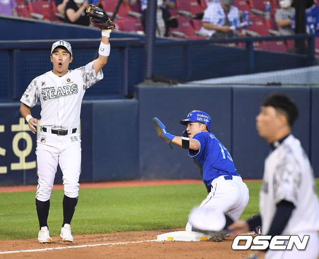 16일 서울 잠실야구장에서 ‘2021 신한은행 SOL KBO 리그’ 두산 베어스와 삼성 라이온즈의 경기가 열렸다.5회초 1사 2루 삼성 박해민이 폭투를 틈타 3루까지 진루하고 있다. 2021.06.16/ youngrae@osen.co.kr
