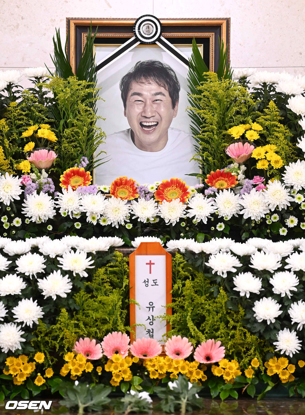 [OSEN=사진팀] 유상철 전 인천 유나이티드 감독이 지난 7일 오후 7시경 세상을 떠났다. 향년 50세. 인천 감독 재임 시절인 지난 2019년 11월 췌장암 판정을 받은 유 감독은 인천 서포터를 비롯해 많은 축구 팬들의 응원을 받았지만 끝내 눈을 감았다. 유상철 감독은 2002 한-일 월드컵 4강 신화의 주역이다. 조별리그 첫 번째 상대인 폴란드를 상대로 강력한 중거리포로 두 번째 골을 터뜨렸다. 유 감독의 득점으로 한국은 월드컵 본선에서 사상 첫 승리에 쐐기를 박았다. 유상철 감독은 인천을 이끌던 지난 2019년 10월 황달 증세로 입원했다가 췌장암 4기 진단을 받았다. 암 진단 이후에도 그라운드를 지켰고, 인천은 최종 10위로 K리그1 잔류에 성공했다. 유 감독은 시즌이 끝난 2019년 12월 지휘봉을 스스로 내려놓았고, 인천은 그를 명예감독으로 선임했다.올해 초 위독설이 있지만 유상철 감독은 병마와 끝까지 싸우고 있다는 소식을 알리기도 했다. 하지만 갑작스레 병세가 악화됐고, 7일 눈을 감았다.사진은 故 유상철 감독의 빈소. <사진=사진공동취재단> / photo@osen.co.kr