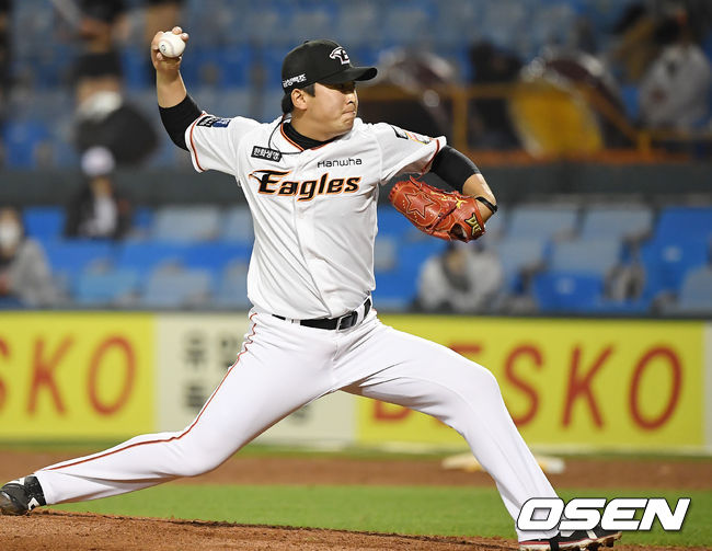 8회초 한화 강재민이 역투하고 있다. /youngrae@osen.co.kr 