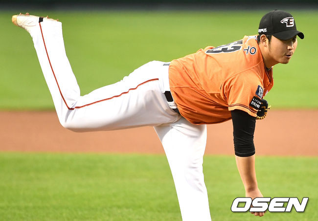 한화 선발 김민우가 힘차게 공을 뿌리고 있다. / dreamer@osen.co.kr