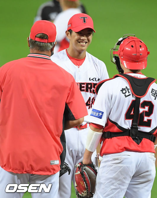 	16일 오후 광주기아챔피언스필드에서 2021 신한은행 SOL KBO리그 KIA 타이거즈와 SSG 랜더스의 더블헤더 2차전이 진행됐다. 6회초 KIA 선발투수 이의리가 교체되며 미소 짓고 있다. 21.06.16 / soul1014@osen.co.kr