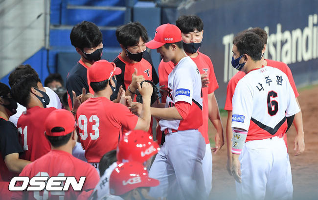 16일 오후 광주기아챔피언스필드에서 2021 신한은행 SOL KBO리그 KIA 타이거즈와 SSG 랜더스의 더블헤더 2차전이 진행됐다. 6회초 5.2이닝 무실점 호투한 KIA 선발투수 이의리가 교체되며 동료들의 축하를 받고 있다. 21.06.16 / soul1014@osen.co.kr