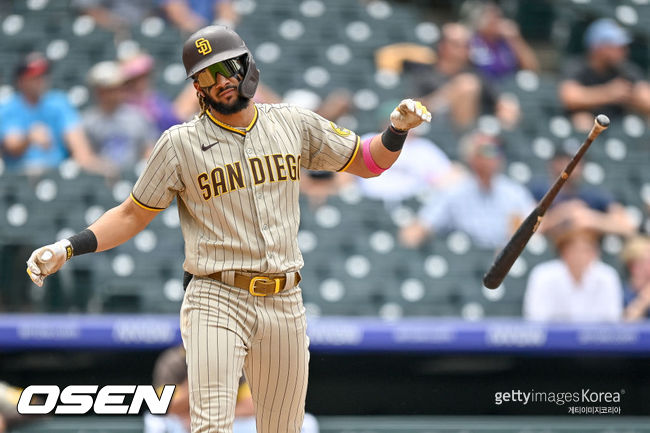 [사진] 샌디에이고의 페르난도 타티스 주니어가 17일(한국시간) 쿠어스 필드에서 벌어진 콜로라도와의 경기 3회 초에 자신의 시즌 21호 홈런을 날린 뒤 배트를 던지며 1루로 나아가고 있다. ⓒGettyimages(무단전재 및 재배포 금지)