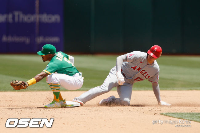 [사진] LA 에인절스의 오타니 쇼헤이(오른쪽)가 17일(한국시간) 열린 오클랜드와의 경기 5회서 2루 도루에 성공하고 있다. ⓒGettyimages(무단전재 및 재배포 금지)