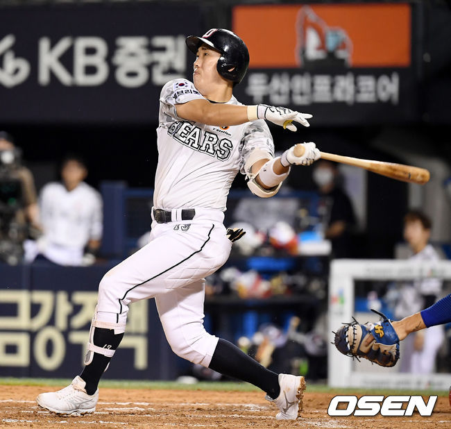15일 서울 잠실야구장에서 ‘2021 신한은행 SOL KBO 리그’ 두산 베어스와 삼성 라이온즈의 경기가 열렸다.6회말 2사 1루 두산 허경민이 2루타를 때려내고 있다.  2021.06.15/ youngrae@osen.co.kr