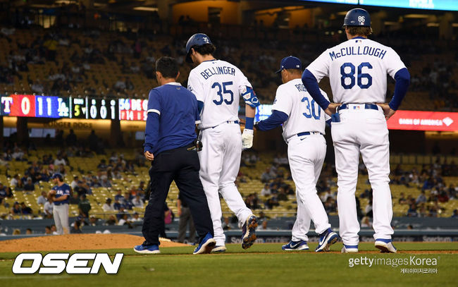 [사진] 지난 12일(한국시간) 열렸던 텍사스와의 경기 도중 부상으로 나가고 있는 LA 다저스의 코디 벨린저.ⓒGettyimages(무단전재 및 재배포 금지)
