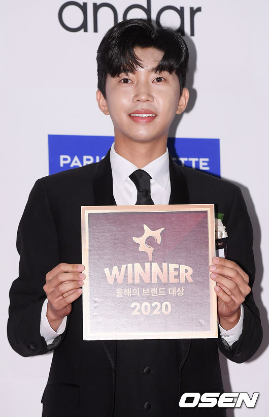 포토월에서 임영웅이 포즈를 취하고 있다. / rumi@osen.co.kr