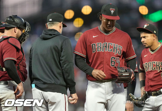 [사진] 토레이 로블로(왼쪽) 애리조나 감독이투수 케우리 멜라를 교체하고 있다. 2021.06.17 ⓒGettyimages(무단전재 및 재배포 금지)