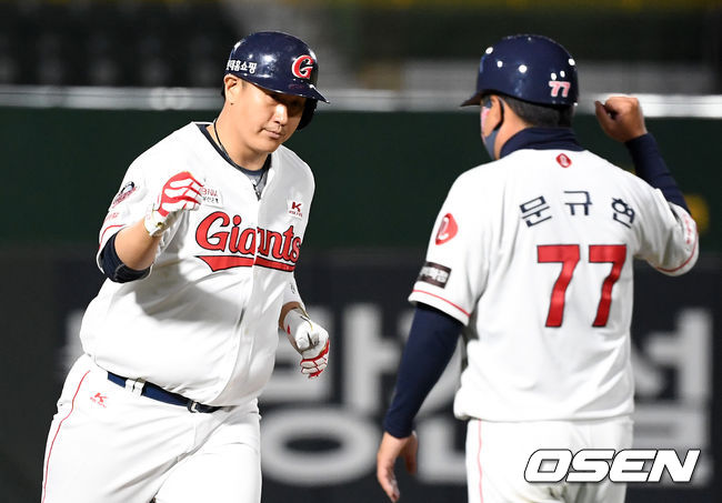 9회말 무사에서 롯데 이대호가 좌월 솔로 홈런을 치고 그라운드를 돌고 있다. /sunday@osen.co.kr