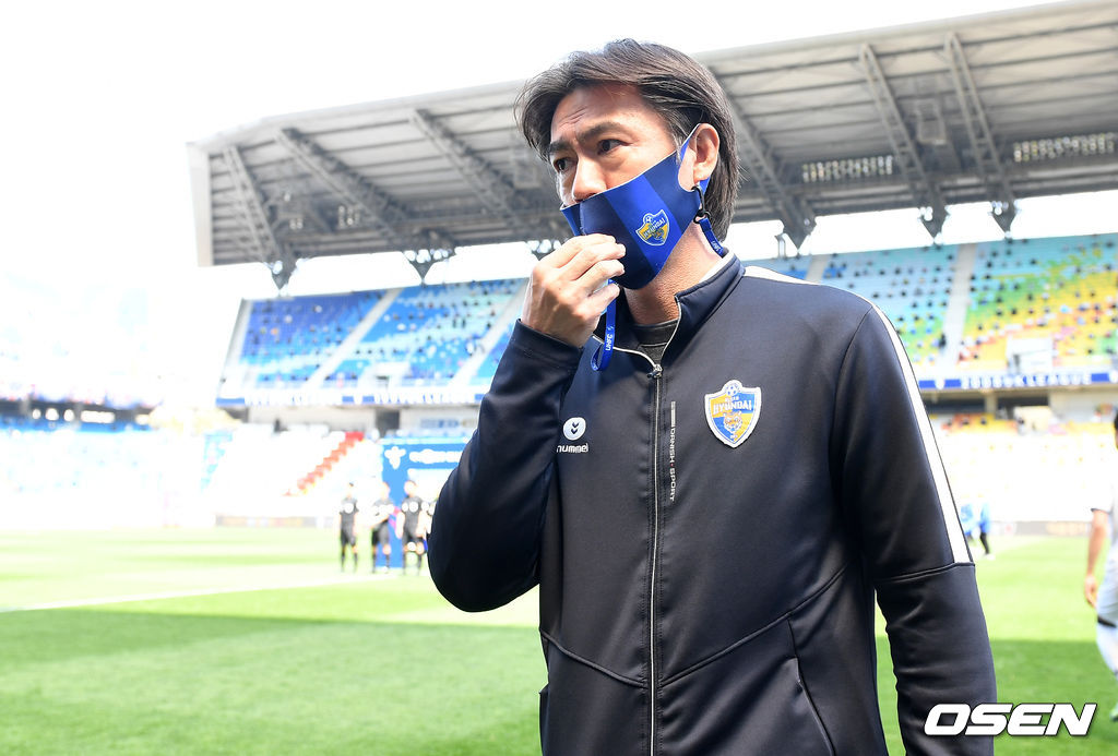 울산 홍명보 감독이 경기 시작을 앞두고 벤치로 향하고 있다. / dreamer@osen.co.kr