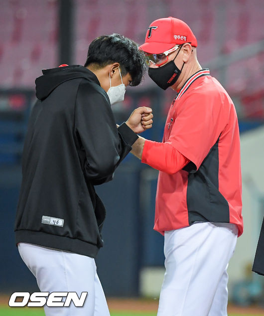   16일 광주-기아 챔피언스필드에서 열린 '2021 신한은행 SOL KBO리그' SSG 랜더스와 더블헤더 2차전을 마치고 KIA 윌리엄스 감독이 승리투수 된 이의리와 하이파이브를 하고 있다. 21.06.16 / soul1014@osen.co.kr