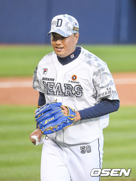 16일 서울 잠실야구장에서 ‘2021 신한은행 SOL KBO 리그’ 두산 베어스와 삼성 라이온즈의 경기가 열렸다.4회초 삼자범퇴로 이닝을 마친 두산 이영하가 더그아웃으로 들어오고 있다. 2021.06.16/ youngrae@osen.co.kr