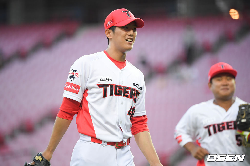 3회초 이닝종료 후 실점 위기를 넘긴 KIA 선발투수 이의리가 미소 지으며 더그아웃으로 들어가고 있다  . 21.06.16 / soul1014@osen.co.kr