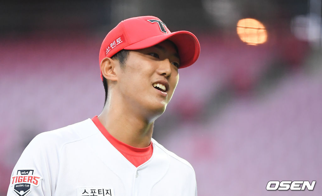 3회초 이닝종료 후 실점 위기를 넘긴 KIA 선발투수 이의리가 미소 지으며 더그아웃으로 들어가고 있다  . 21.06.16 / soul1014@osen.co.kr