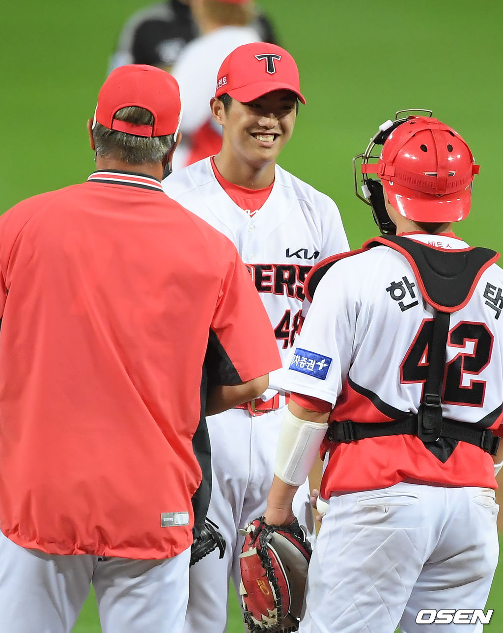 6회초 KIA 선발투수 이의리가 교체되며 미소 짓고 있다. 21.06.16 / soul1014@osen.co.kr