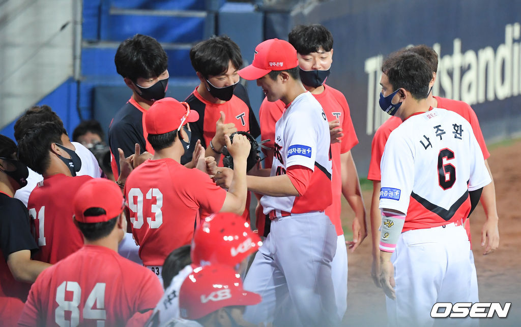 6회초 5.2이닝 무실점 호투한 KIA 선발투수 이의리가 교체되며 동료들의 축하를 받고 있다. 21.06.16 / soul1014@osen.co.kr