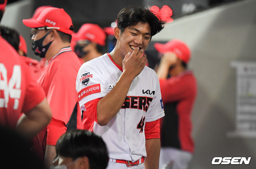 6회초 5.2이닝 무실점 호투한 KIA 선발투수 이의리가 교체되니 뒤 더그아웃에서 미소 짓고 있다. 21.06.16 / soul1014@osen.co.kr