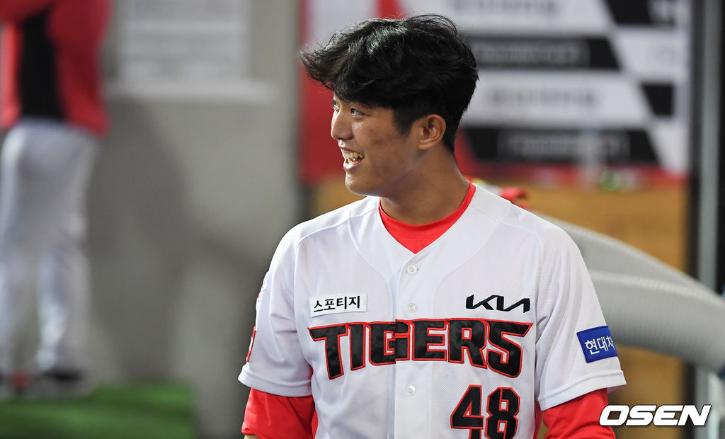 6회초 5.2이닝 무실점 호투한 KIA 선발투수 이의리가 교체되니 뒤 더그아웃에서 미소 짓고 있다. 21.06.16 / soul1014@osen.co.kr