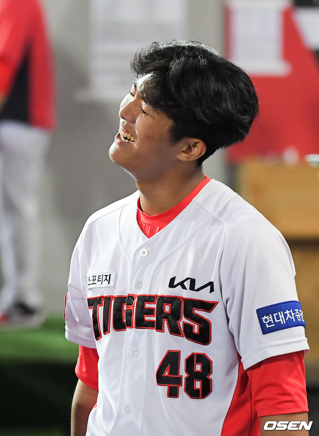 6회초 5.2이닝 무실점 호투한 KIA 선발투수 이의리가 교체된 뒤 더그아웃에서 미소 짓고 있다. 21.06.16 / soul1014@osen.co.kr