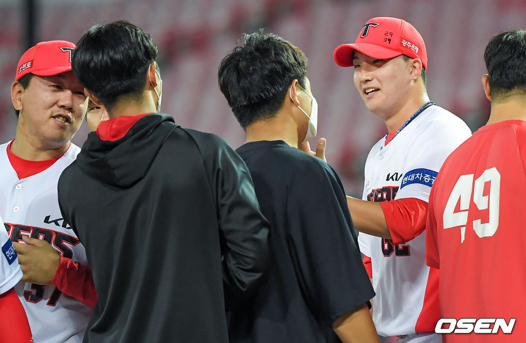 경기종료 후 KIA 정해영이 승리투수 된 이의리와 하이파이브를 하고 있다. 21.06.16 / soul1014@osen.co.kr