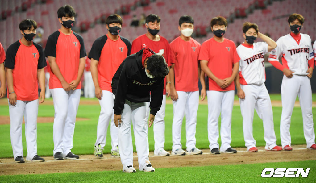 경기종료 후 승리투수가 된 이의리가 팬들에게 인사를 하고 있다.  21.06.16 / soul1014@osen.co.kr