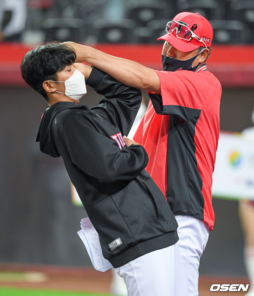 경기종료 후 KIA 정명원 투수 코치가 승리투수 된 이의리와 하이파이브를 하고 있다.  21.06.16 / soul1014@osen.co.kr