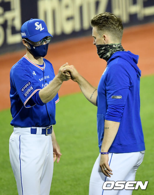 삼성은 최근 4연승과 함께 시즌 첫 두산전 위닝시리즈를 조기 확보하며 시즌 35승 25패를 기록했다. 반면 3연패에 빠진 두산은 29승 29패가 됐다.승리를 거둔 삼성 허삼영 감독이 뷰캐넌과 기뻐하고 있다. 2021.06.16/ youngrae@osen.co.kr