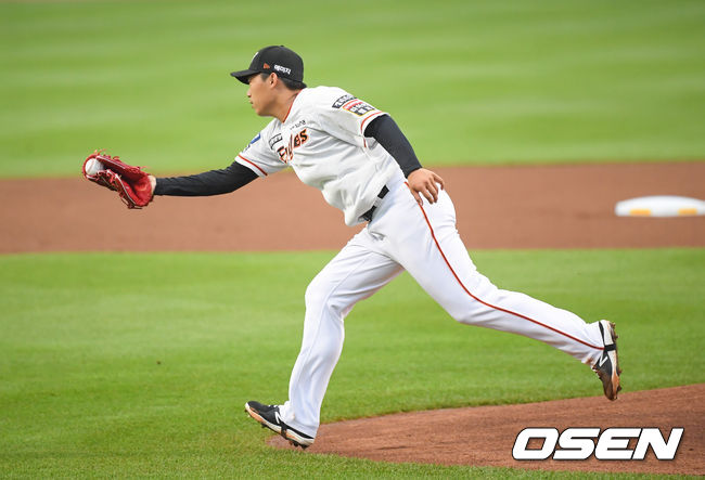 1회초 1사 롯데 신용수가 내야땅볼 타구를 한화 김기중 선발투수가 직접 잡아내고 있다. . 21.06.17  / soul1014@osen.co.kr