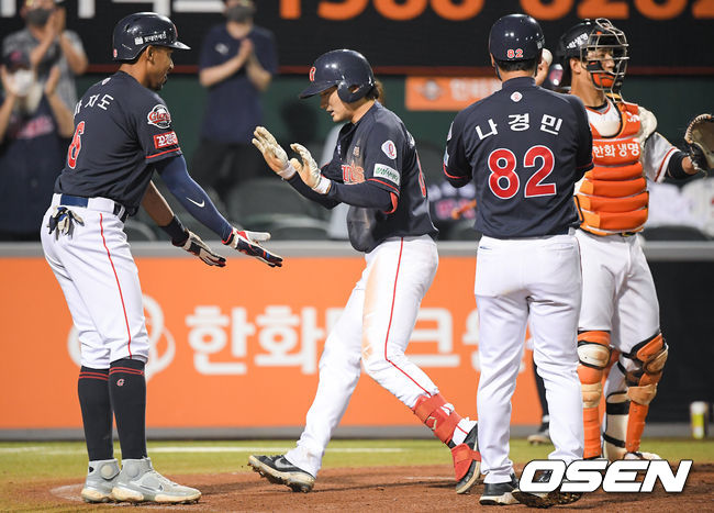 17일 오후 대전 한화생명이글스파크에서  2021 신한은행 SOL KBO리그 한화 이글스와 롯데 자이언츠의 경기가 진행됐다.5회초 1사 2루 롯데 신용수가 2점 홈런을 날리고 2루 주자 마차도와 하이파이브를 하고 있다.  21.06.17  / soul1014@osen.co.kr