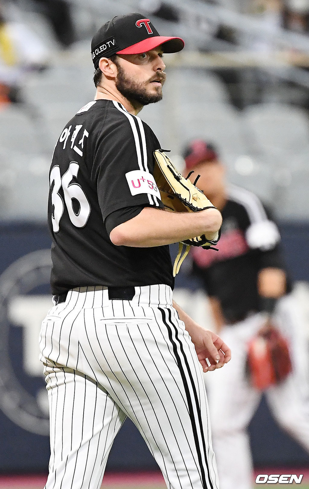 4회말 키움 선두타자로 나온 박동원의 타구를 LG 선발 수아레즈가 바라보고 있다. 21.06.17/rumi@osen.co.kr