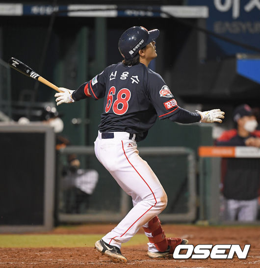 17일 오후 대전 한화생명이글스파크에서  2021 신한은행 SOL KBO리그 한화 이글스와 롯데 자이언츠의 경기가 진행됐다.5회초 1사 2루 롯데 신용수가 2점 홈런을 날리고 있다.  21.06.17  / soul1014@osen.co.kr