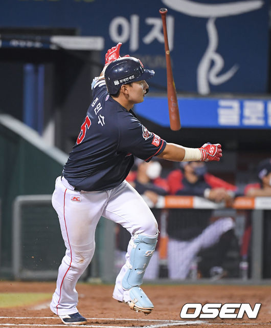 17일 오후 대전 한화생명이글스파크에서  2021 신한은행 SOL KBO리그 한화 이글스와 롯데 자이언츠의 경기가 진행됐다.6회초 무사 2루 롯데 김민수가 2점 홈런을 날리고 있다.  21.06.17  / soul1014@osen.co.kr