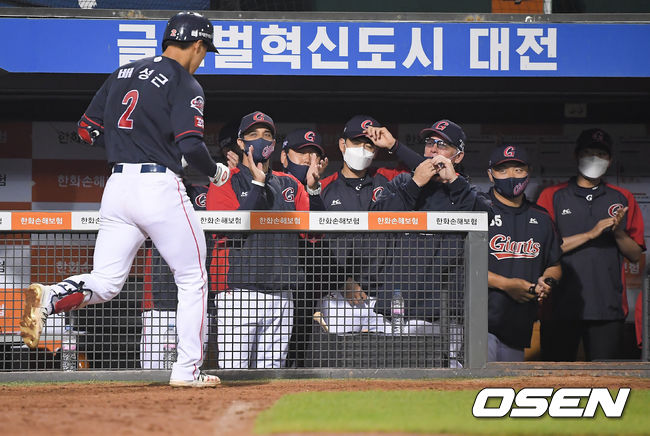 17일 오후 대전 한화생명이글스파크에서  2021 신한은행 SOL KBO리그 한화 이글스와 롯데 자이언츠의 경기가 진행됐다.6회초 1사 2루 롯데 배성근이 2점 홈런을 날린뒤 서튼 감독의 축하를 받고 있다.   21.06.17  / soul1014@osen.co.kr