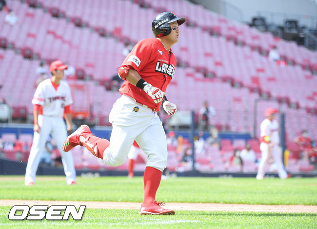 OSEN=광주,박준형 기자] 16일 오후 광주기아챔피언스필드에서 2021 신한은행 SOL KBO리그 KIA 타이거즈와 SSG 랜더스의 더블헤더 1차전이 진행됐다. 3회초 1사 3루 SSG 최주환이 역전 2점 홈런을 날리고 베이스를 돌고 있다. 21.06.16 / soul1014@osen.co.kr