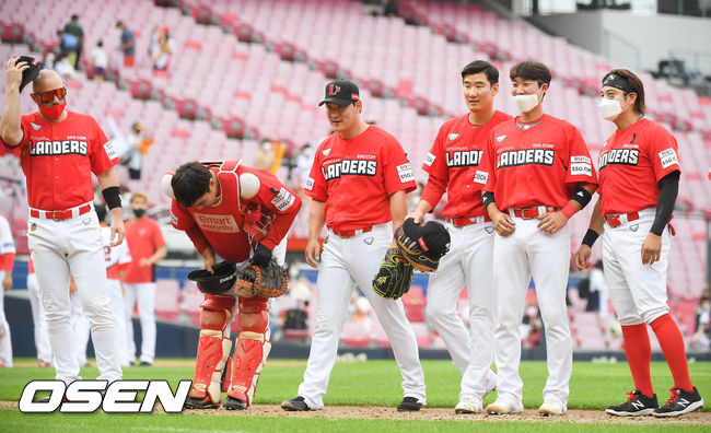 16일 광주-기아 챔피언스 필드에서 열린 '2021 신한은행 SOL KBO리그' KIA 타이거즈와의 경기에서 승리를 거둔 SSG 선수들이 승리의 기쁨을 나누고 있다. 21.06.16 / soul1014@osen.co.kr