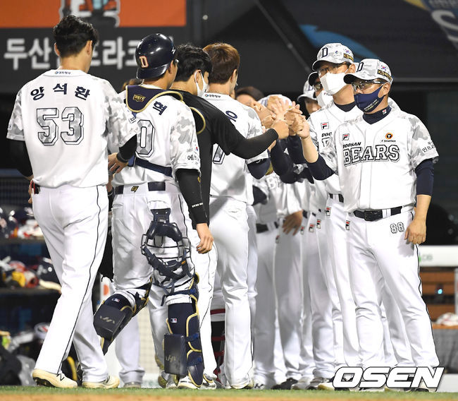 두산이 토종 에이스 최원준을 앞세워 연패를 끊어냈다.두산 베어스는 17일 서울 잠실구장에서 열린 2021 신한은행 SOL KBO리그 삼성 라이온즈와의 시즌 9차전에서 6-2로 승리했다.승리를 거둔 두산 김태형 감독이 선수들과 기뻐하고 있다. 2021.06.17/ youngrae@osen.co.kr