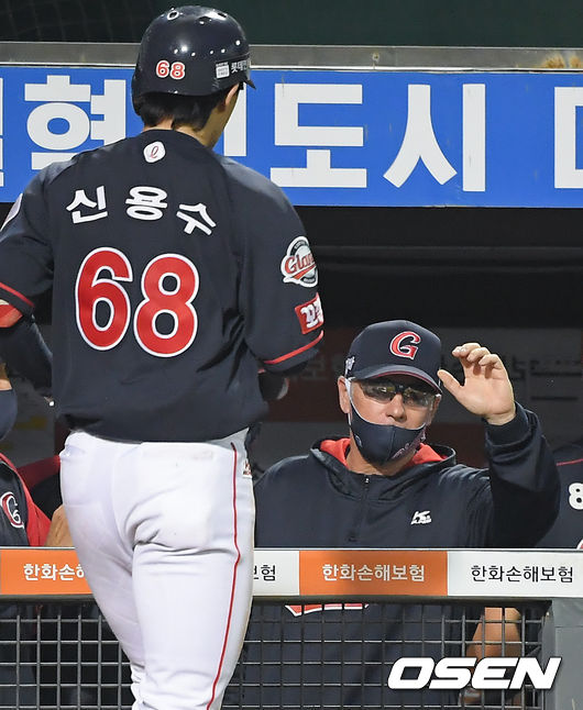 17일 오후 대전 한화생명이글스파크에서  2021 신한은행 SOL KBO리그 한화 이글스와 롯데 자이언츠의 경기가 진행됐다.5회초 1사 2루 롯데 신용수가 2점 홈런을 날리고 서튼 감독과 하이파이브를 하고 있다.  21.06.17  / soul1014@osen.co.kr