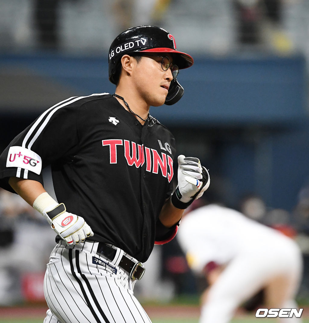 7회초 1사 LG 채은성이 좌월 동점 솔로홈런을 날린 후 그라운드를 돌고 있다. 21.06.17/rumi@osen.co.kr