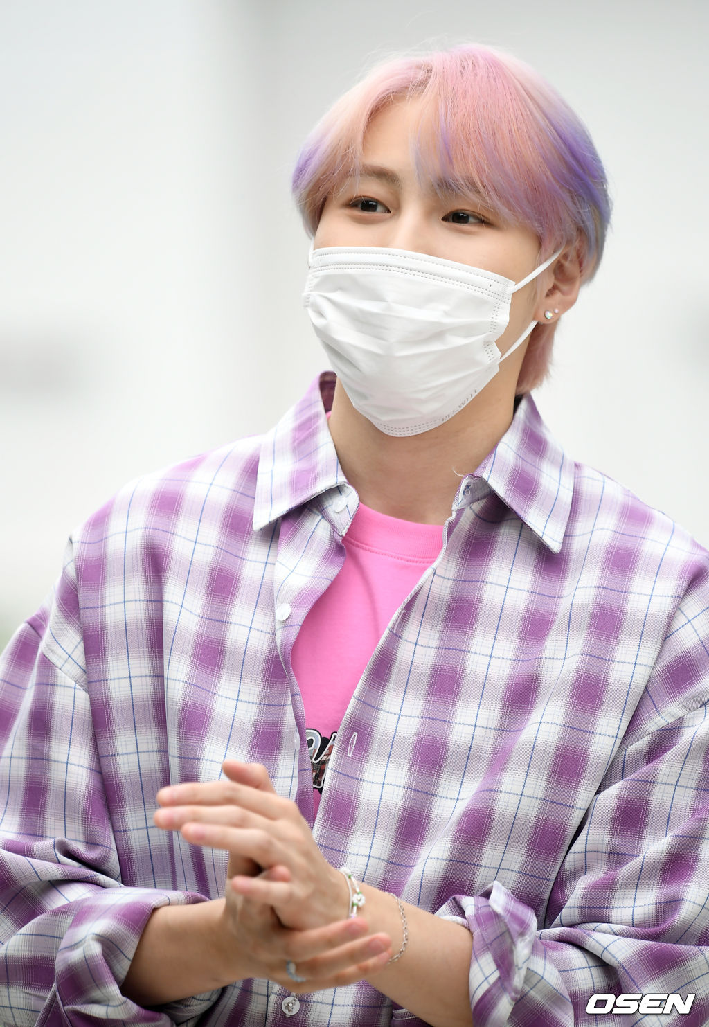 가수 하성운이 취재진을 향해 포즈를 취하고 있다. 2021.06.17./ksl0919@osen.co.kr