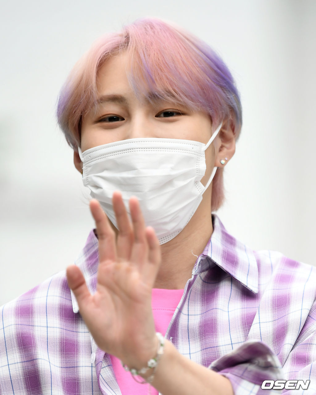 가수 하성운이 취재진을 향해 포즈를 취하고 있다. 2021.06.17./ksl0919@osen.co.kr