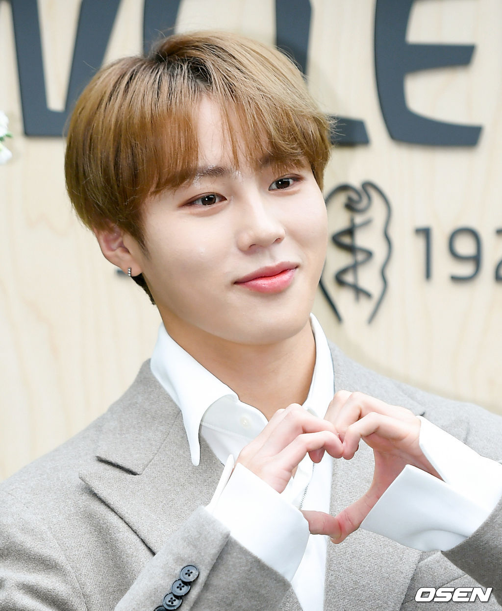 가수 하성운이 포즈를 취하고 있다. /ksl0919@osen.co.kr