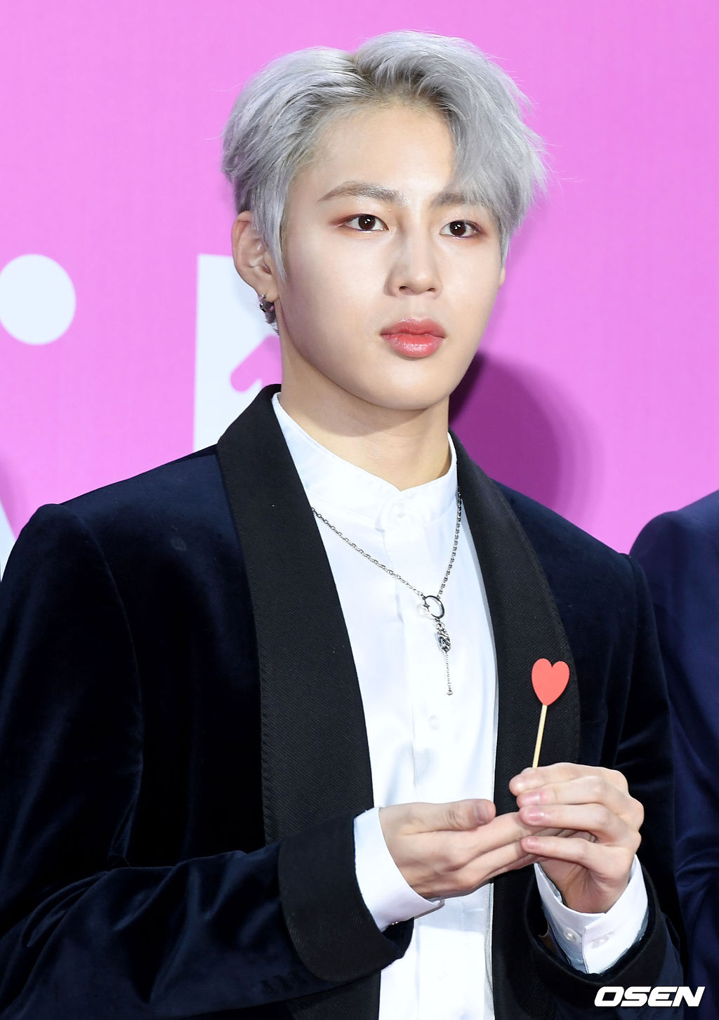 워너원 하성운이 레드카펫 행사에 참석해 포토타임을 하고 있다. /dreamer@osen.co.kr