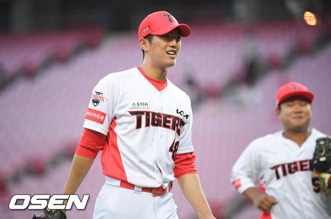 OSEN=광주,박준형 기자] 16일 오후 광주기아챔피언스필드에서 2021 신한은행 SOL KBO리그 KIA 타이거즈와 SSG 랜더스의 더블헤더 2차전이 진행됐다. 3회초 이닝종료 후 실점 위기를 넘긴 KIA 선발투수 이의리가 미소 지으며 더그아웃으로 들어가고 있다 . 21.06.16 / soul1014@osen.co.kr