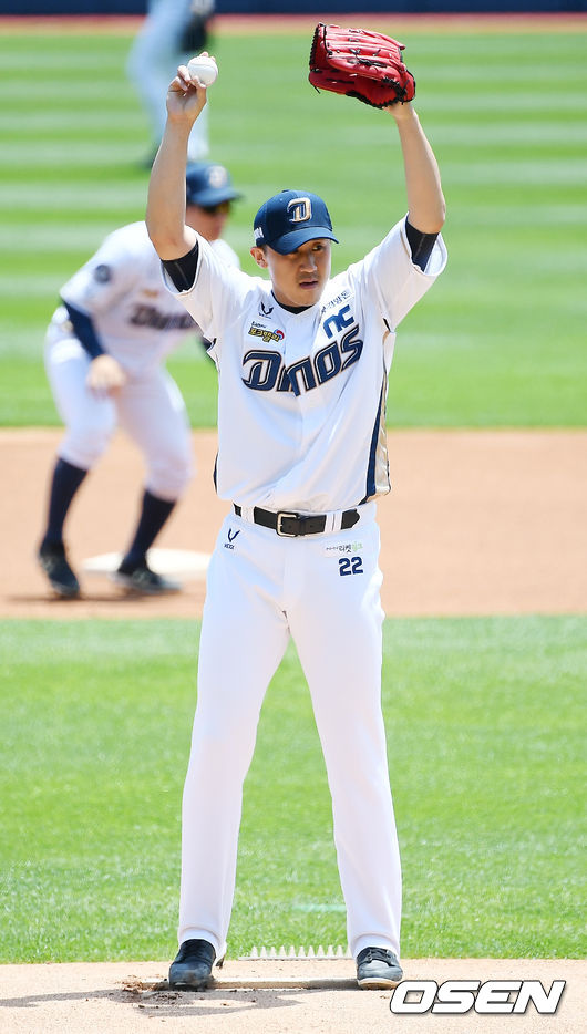 1회초를 마운드에 오른 백팀 선발 이용찬이 마운드 위에서 몸을 풀고 있다. 2021.06.01 /rumi@osen.co.kr