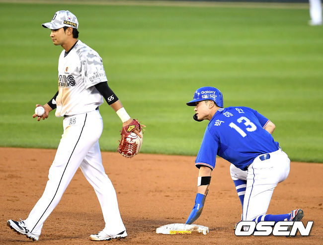 16일 서울 잠실야구장에서 ‘2021 신한은행 SOL KBO 리그’ 두산 베어스와 삼성 라이온즈의 경기가 열렸다.5회초 1사 삼성 박해민이 2루 도루를 성공하고 있다. 2021.06.16/ youngrae@osen.co.kr