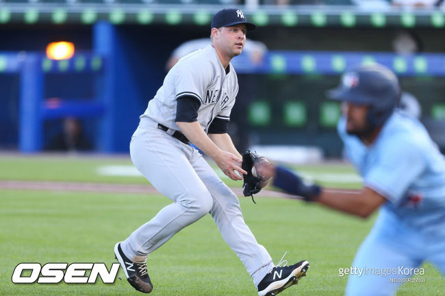 [사진] 뉴욕 양키스의 선발 마이클 킹이 18일(한국시간) 세일렌 필드에서 벌어진 토론토와의 경기 1회서 블라디미르 게레로 주니어의 땅볼 타구를 잡아내고 있다. 여기서부터 양키스의 트리플 플레이가 시작됐다. ⓒGettyimages(무단전재 및 재배포 금지)