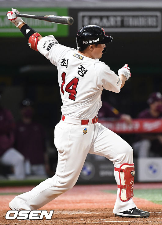 9회말 1사 주자 1,2루 최정이 3루수 쪽으로 강한 타구를 날렸고, 키움 3루수 전병우가 이 타구를 뒤로 빠트렸고 최지훈이 3루를 돌아 홈을 밟으면서 경기가 끝났다. 21.06.12 /rumi@osen.co.kr