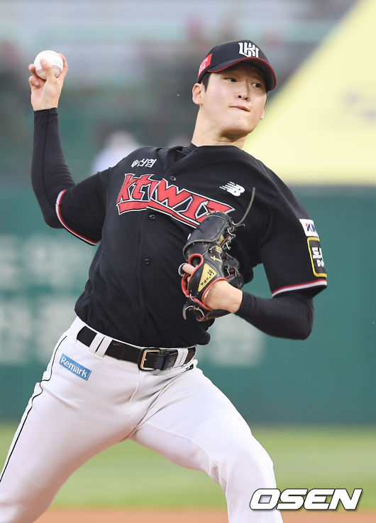 9일 오후 인천SSG 랜더스필드에서 ‘2021 신한은행 SOL KBO리그’ SSG 랜더스와 KT 위즈의 경기가 열렸다.1회말 KT 배제성이 역투하고 있다. 2021.06.09/youngrae@osen.co.kr