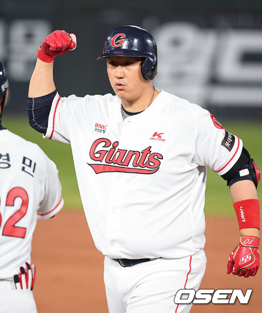 21일 오후 부산사직구장에서 '2021 신한은행 SOL KBO 리그' 롯데 자이언츠와 두산 베어스의 경기가 진행됐다.4회말 2사 만루 롯데 이대호가 역전 2타점 적시타를 날리고 세리머니를 하고 있다/ soul1014@osen.co.kr